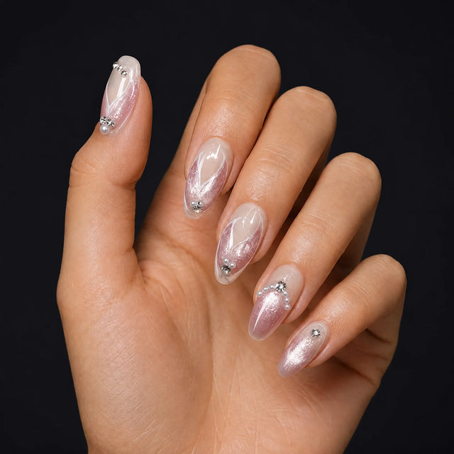 Aurora Pearl Press-On Nails, Almond Medium — Hero — une main, fond noir