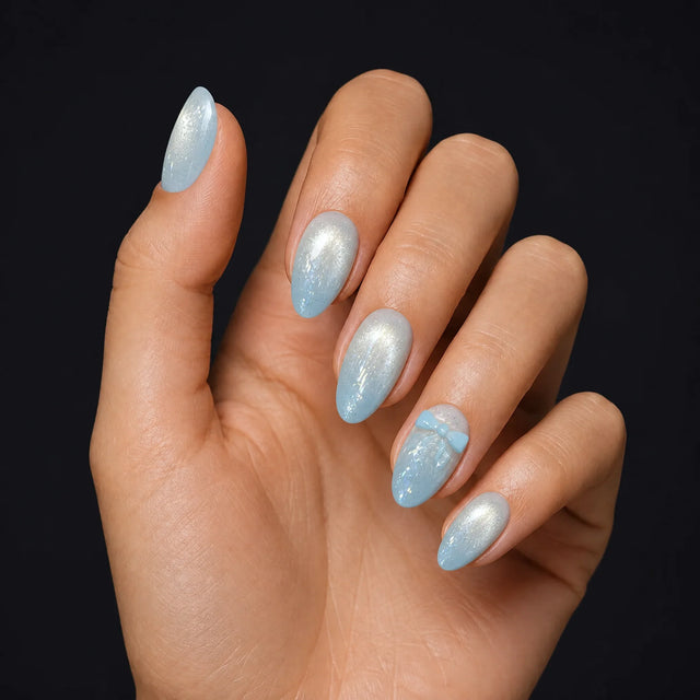 Azure Cat Eye Press-On Nails, Almond Medium — Hero — une main, fond noir