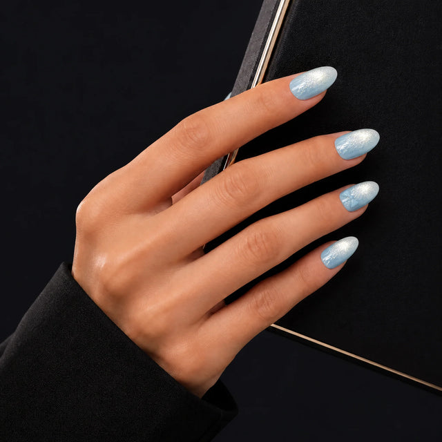 Azure Cat Eye Press-On Nails, Almond Medium — Main sur pochette noire (liseré doré)