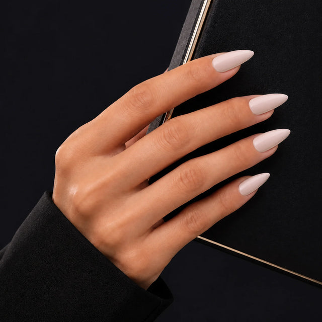 Ballet Press-On Nails, Medium Almond — Main sur pochette noire (liseré doré)