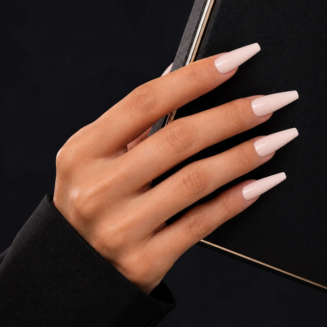 Ballet Press-On Nails, Long Coffin — Main sur pochette noire (liseré doré)
