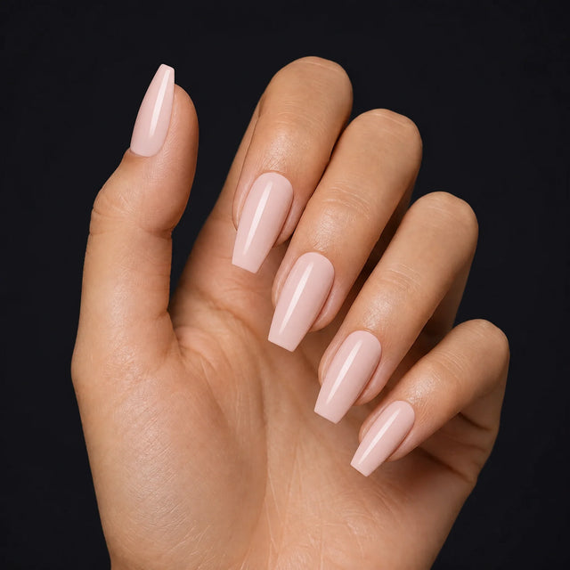 Ballet Press-On Nails, Medium Coffin — Hero — une main, fond noir