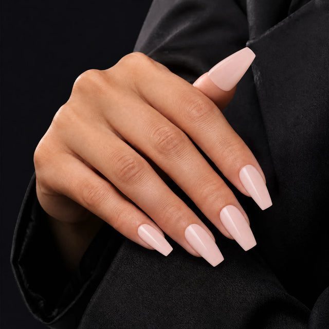 Ballet Press-On Nails, Medium Coffin — Main sur blazer noir (dos de main)