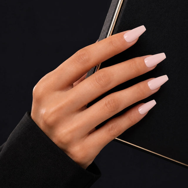 Ballet Press-On Nails, Medium Coffin — Main sur pochette noire (liseré doré)