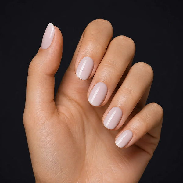 Ballet Press-On Nails, Short Oval — Hero — une main, fond noir