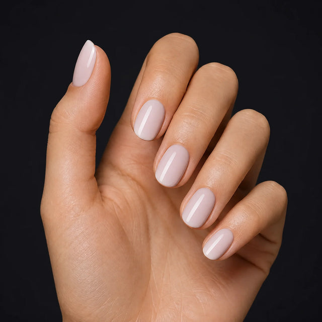 Ballet Press-On Nails, Short Oval — Hero — une main, fond noir