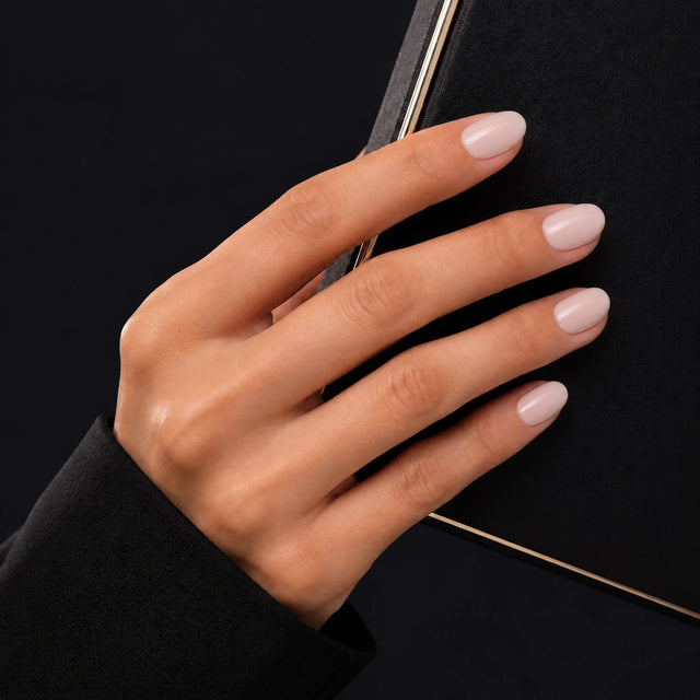 Ballet Press-On Nails, Short Oval — Main sur pochette noire (liseré doré)