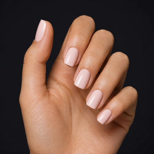 Ballet Press-On Nails, Short Square — Hero — une main, fond noir