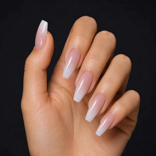 Bare Ballerina Press-On Nails, Coffin Long — Hero — une main, fond noir