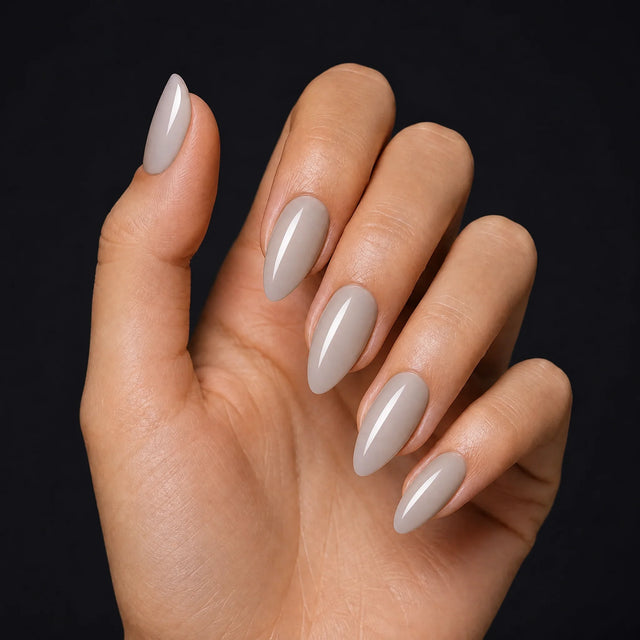 Bare Press-On Nails, Medium Almond — Hero — une main, fond noir