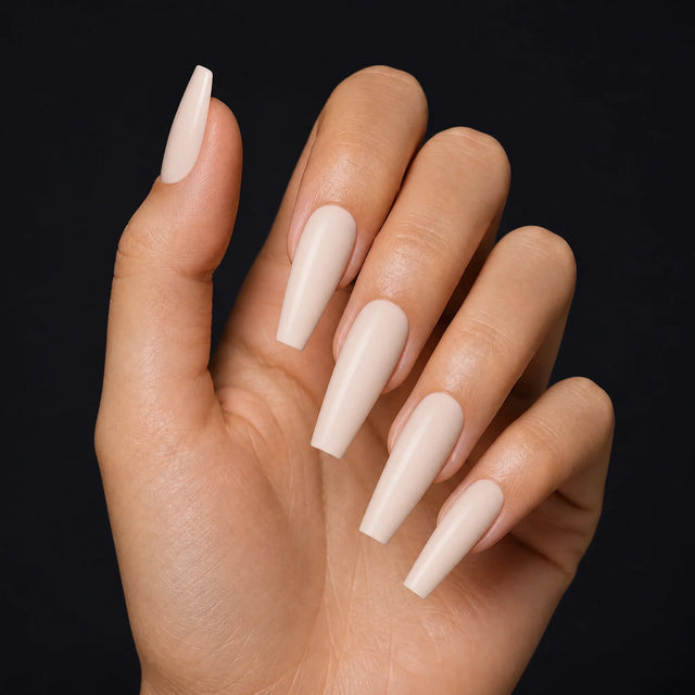 Bare Press-On Nails, Long Coffin — Hero — une main, fond noir