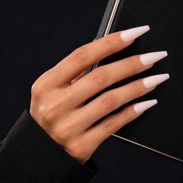 Bare Press-On Nails, Long Coffin — Main sur pochette noire (liseré doré)