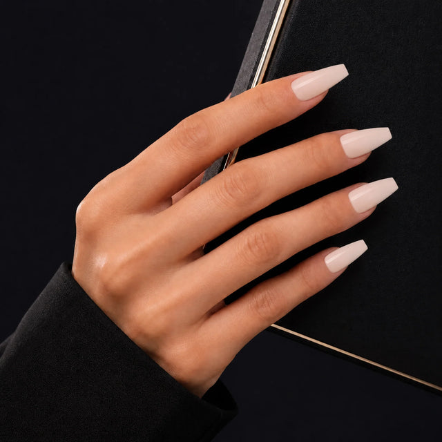 Bare Press-On Nails, Medium Coffin — Main sur pochette noire (liseré doré)
