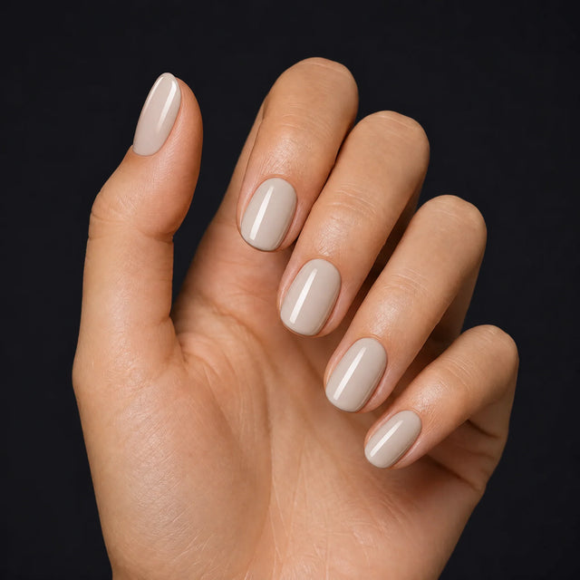 Bare Press-On Nails, Short Oval — Hero — une main, fond noir