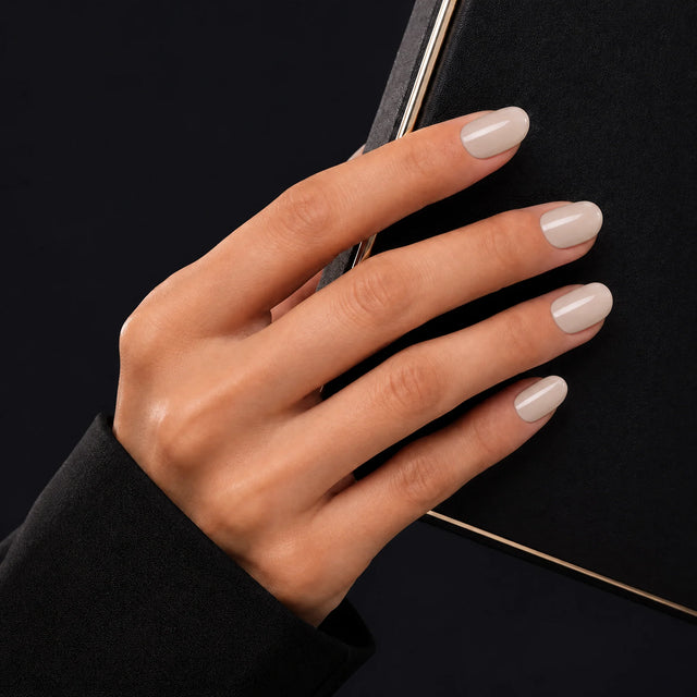 Bare Press-On Nails, Short Oval — Main sur pochette noire (liseré doré)