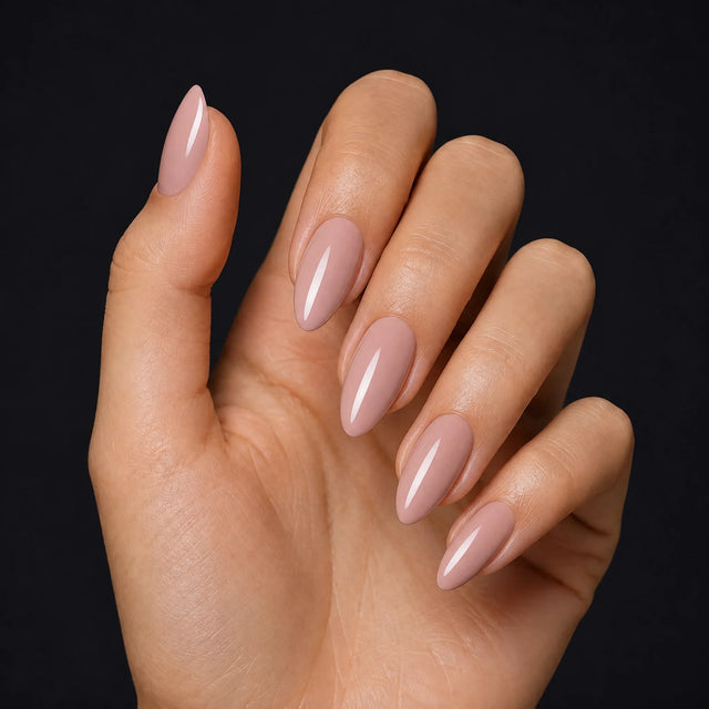 Blush Press-On Nails, Medium Almond — Hero — une main, fond noir