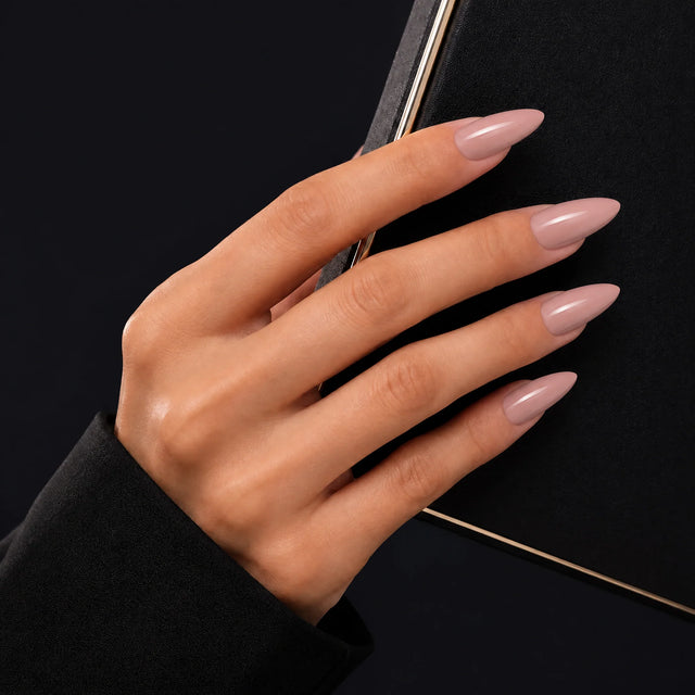 Blush Press-On Nails, Medium Almond — Main sur pochette noire (liseré doré)