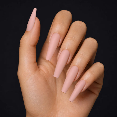 Blush Press-On Nails, Long Coffin — Hero — une main, fond noir