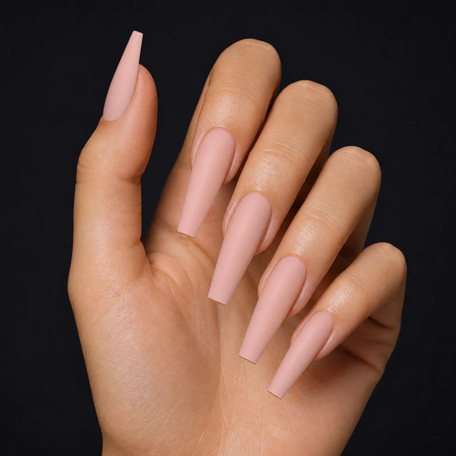Blush Press-On Nails, Long Coffin — Hero — une main, fond noir