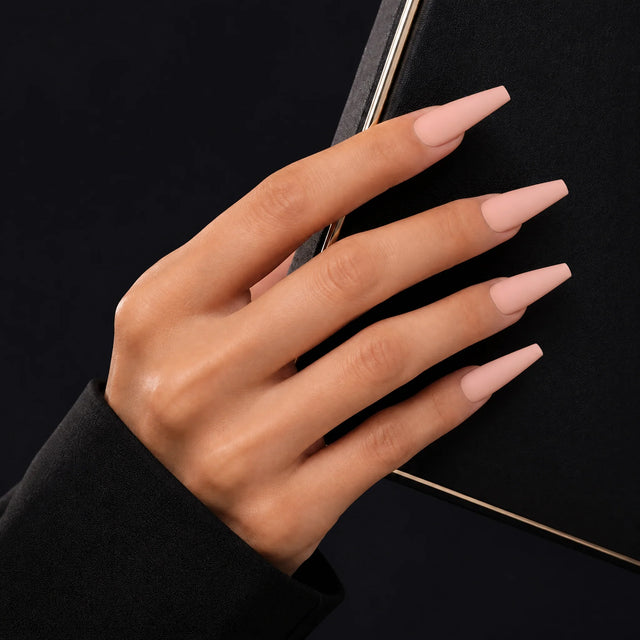 Blush Press-On Nails, Long Coffin — Main sur pochette noire (liseré doré)