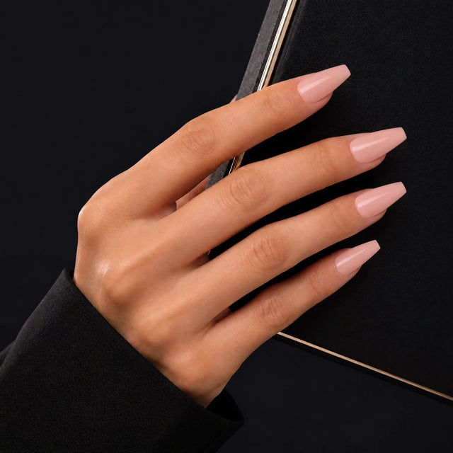 Blush Press-On Nails, Medium Coffin — Main sur pochette noire (liseré doré)