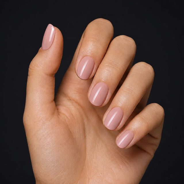 Blush Press-On Nails, Short Oval — Hero — une main, fond noir