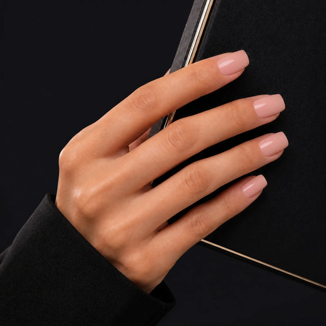 Blush Press-On Nails, Short Square — Main sur pochette noire (liseré doré)