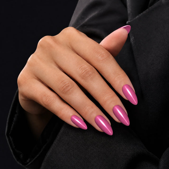 Bubblegum Press-On Nails, Medium Almond — Main sur blazer noir (dos de main)