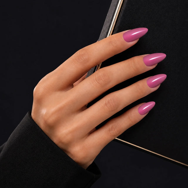 Bubblegum Press-On Nails, Medium Almond — Main sur pochette noire (liseré doré)