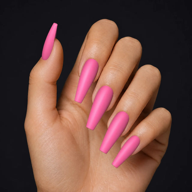 Bubblegum Press-On Nails, Long Coffin — Hero — une main, fond noir