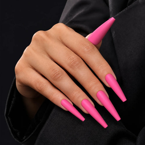Bubblegum Press-On Nails, Long Coffin — Main sur blazer noir (dos de main)