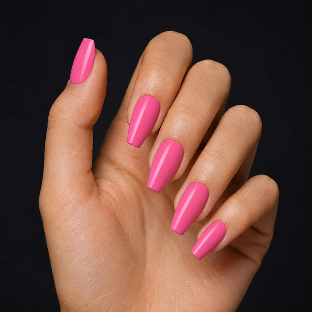 Bubblegum Press-On Nails, Medium Coffin — Hero — une main, fond noir