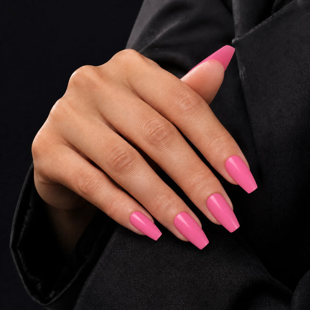Bubblegum Press-On Nails, Medium Coffin — Main sur blazer noir (dos de main)