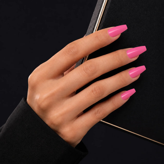 Bubblegum Press-On Nails, Medium Coffin — Main sur pochette noire (liseré doré)