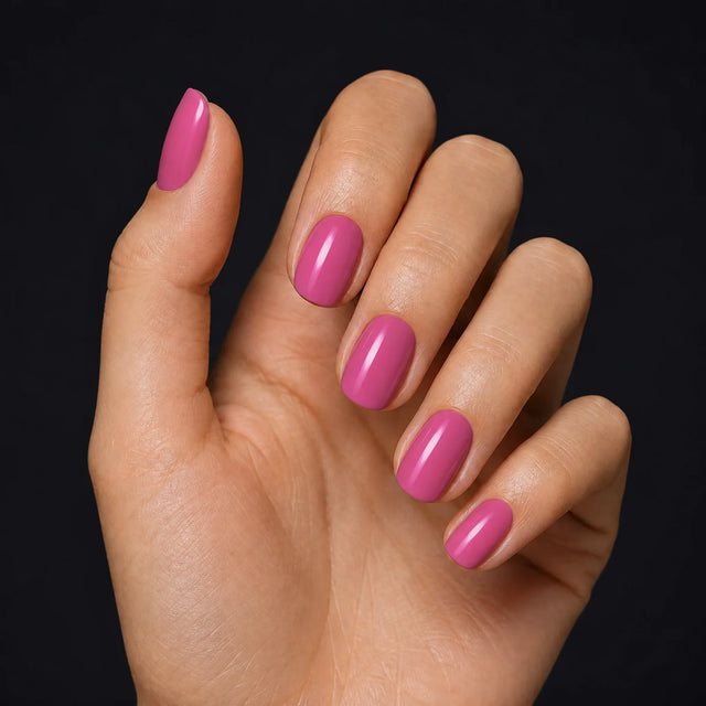 Bubblegum Press-On Nails, Short Oval — Hero — une main, fond noir