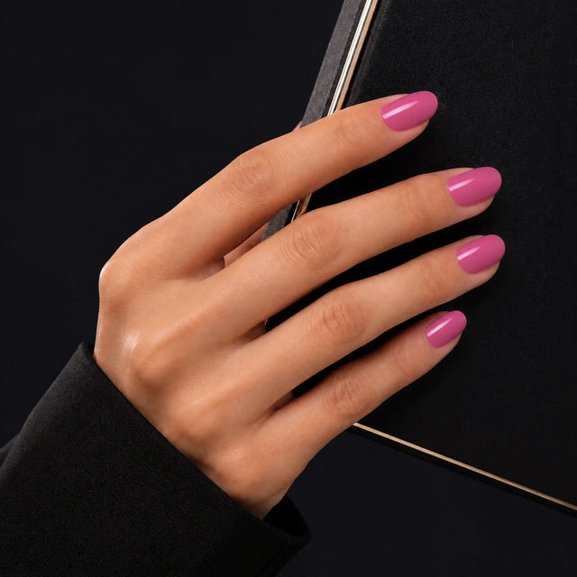 Bubblegum Press-On Nails, Short Oval — Main sur pochette noire (liseré doré)