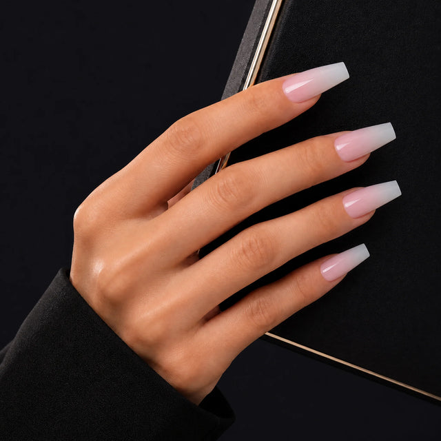 Pink Ombre Press-On Nails, Coffin Long — Main sur pochette noire (liseré doré)