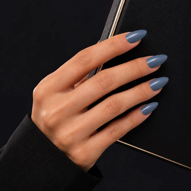 Denim Press-On Nails, Medium Almond — Main sur pochette noire (liseré doré)
