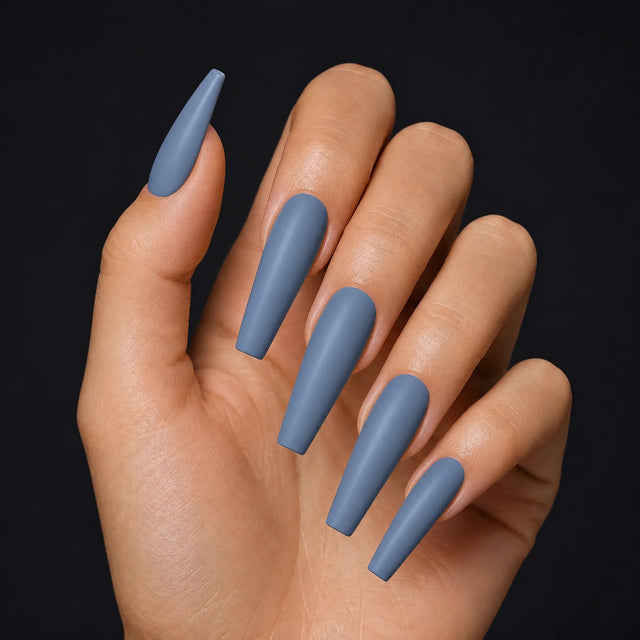 Denim Press-On Nails, Long Coffin — Hero — une main, fond noir