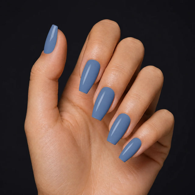 Denim Press-On Nails, Medium Coffin — Hero — une main, fond noir