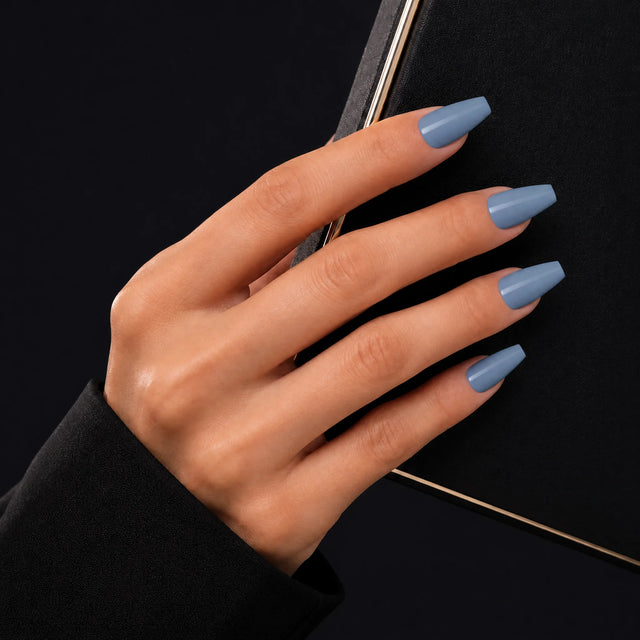 Denim Press-On Nails, Medium Coffin — Main sur pochette noire (liseré doré)