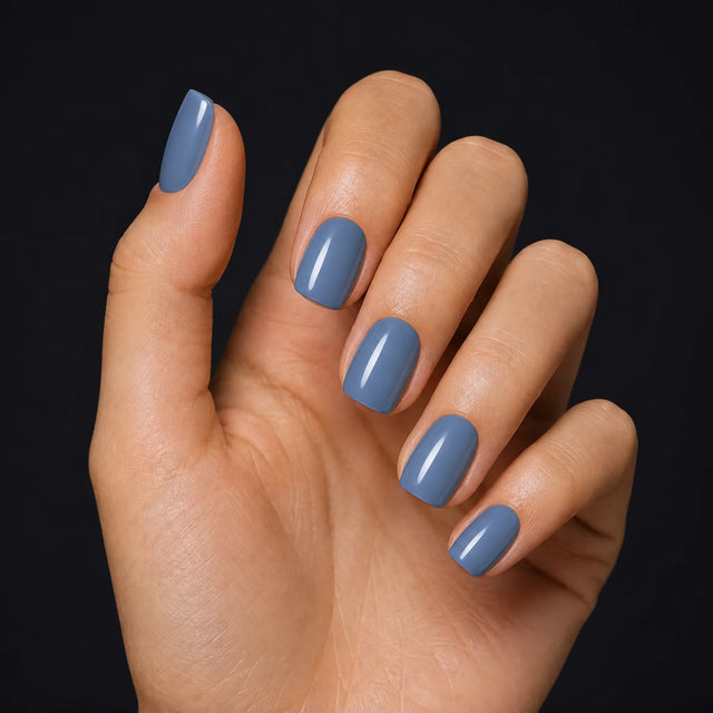 Denim Press-On Nails, Short Square — Hero — une main, fond noir