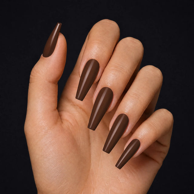 Espresso Press-On Nails, Long Coffin — Hero — une main, fond noir