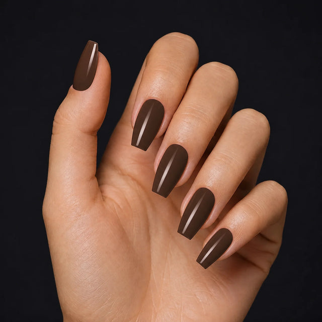 Espresso Press-On Nails, Medium Coffin — Hero — une main, fond noir