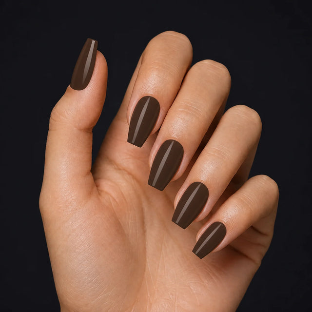 Espresso Press-On Nails, Medium Coffin — Hero — une main, fond noir