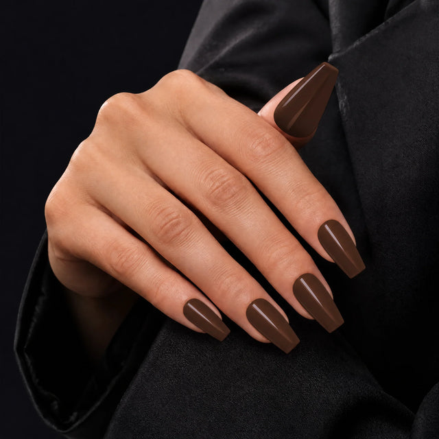 Espresso Press-On Nails, Medium Coffin — Main sur blazer noir (dos de main)