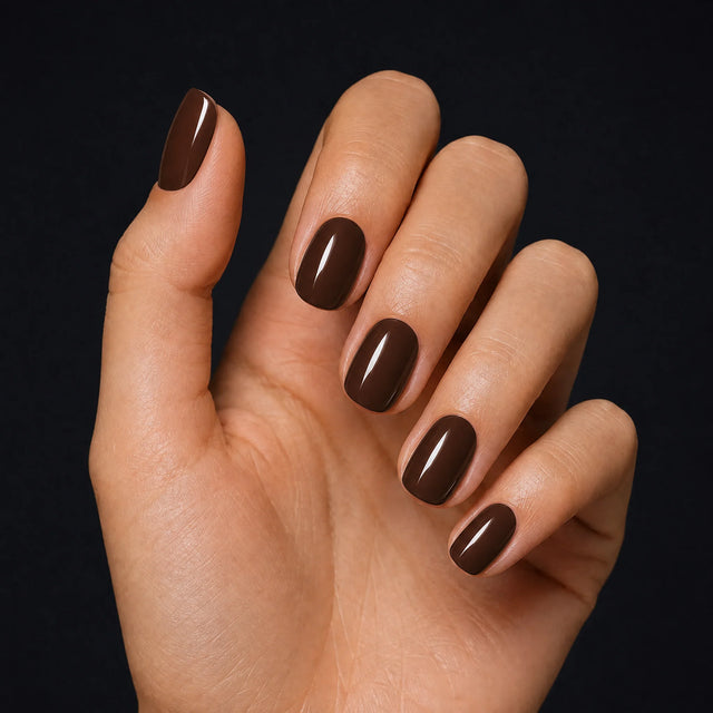 Espresso Press-On Nails, Short Oval — Hero — une main, fond noir