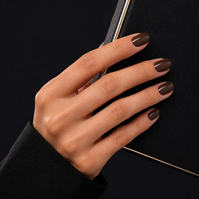 Espresso Press-On Nails, Short Oval — Main sur pochette noire (liseré doré)