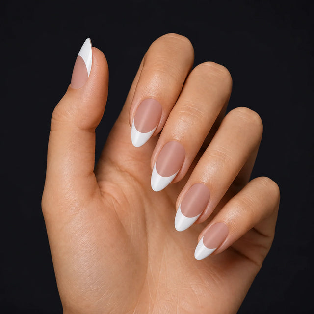 French Press-On Nails, Almond Long — Hero — une main, fond noir