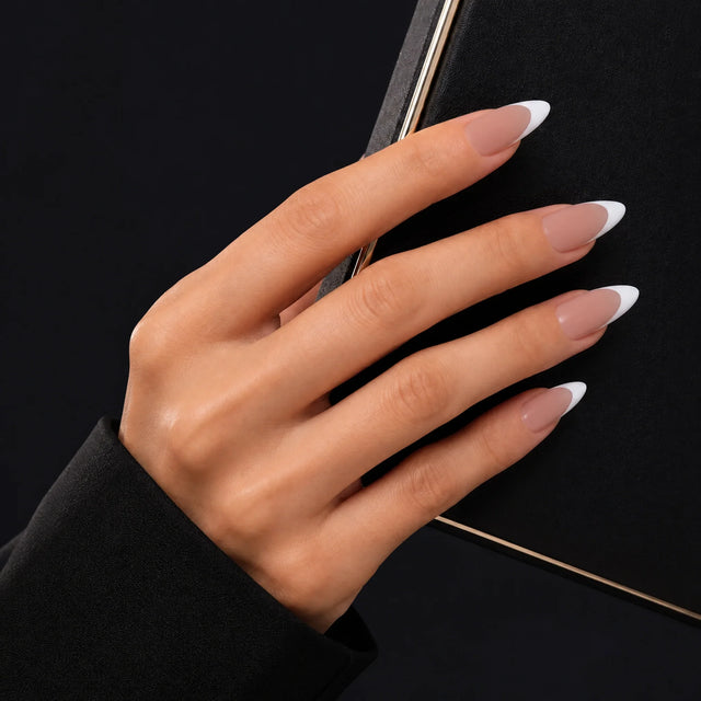 French Press-On Nails, Almond Long — Main sur pochette noire (liseré doré)